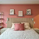 Steps From Montmartre Charming & Spacious 2-3 Rooms Apartment