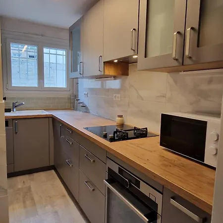 Steps From Montmartre Charming & Spacious 2-3 Parigi